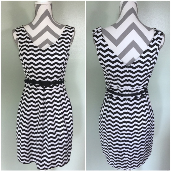 Last Chance! White House Black Market Chevron Tulip Belt Dress - Picture 2 of 5